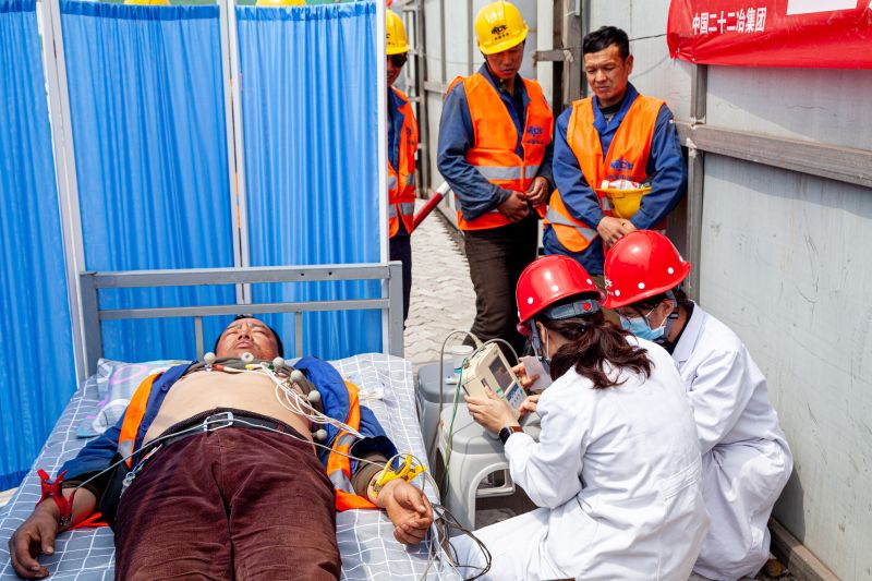 5.辦實事——邀請唐山二十二冶醫院醫務工作者為施工作業人員進行全面體檢